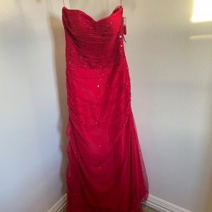 Beautiful mermaid dress with sparkle details on the captivating red dress.